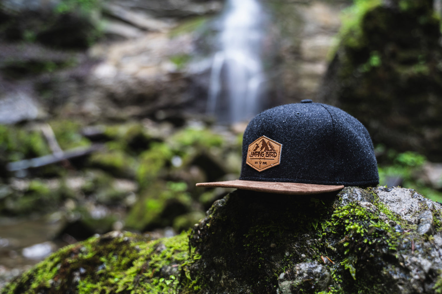 Jumping Bird Cap vor Wasserfall