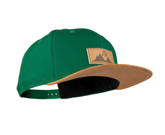 Snapback Cap von Jumping Bird - Modell Castor in grün mit Badge in Lederoptik und Logo-Stick seitlich
