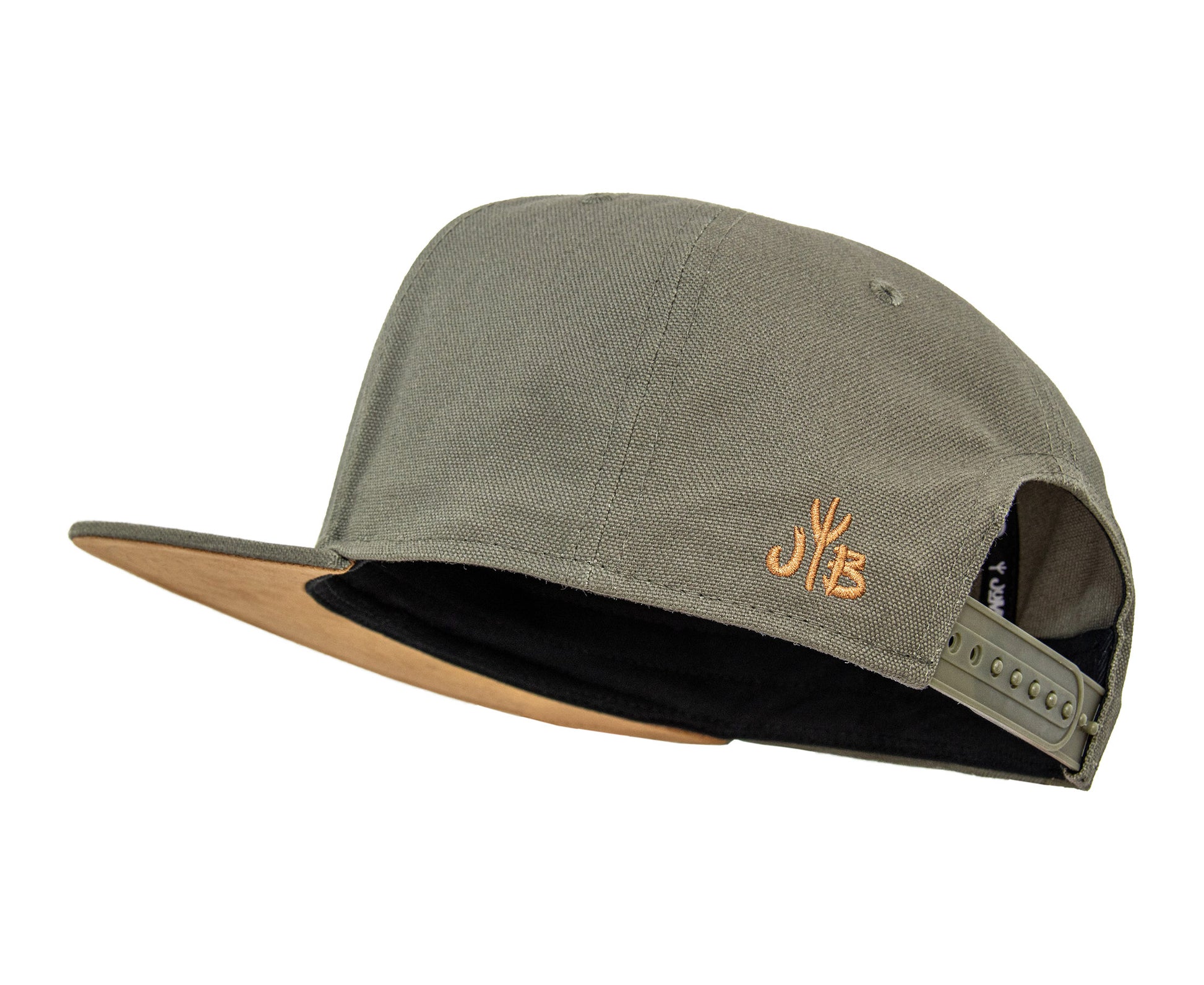 Snapback Cap von Jumping Bird - Modell Grand Cornier in olivgrün mit Badge in Lederoptik und Logo-Stick seitlich