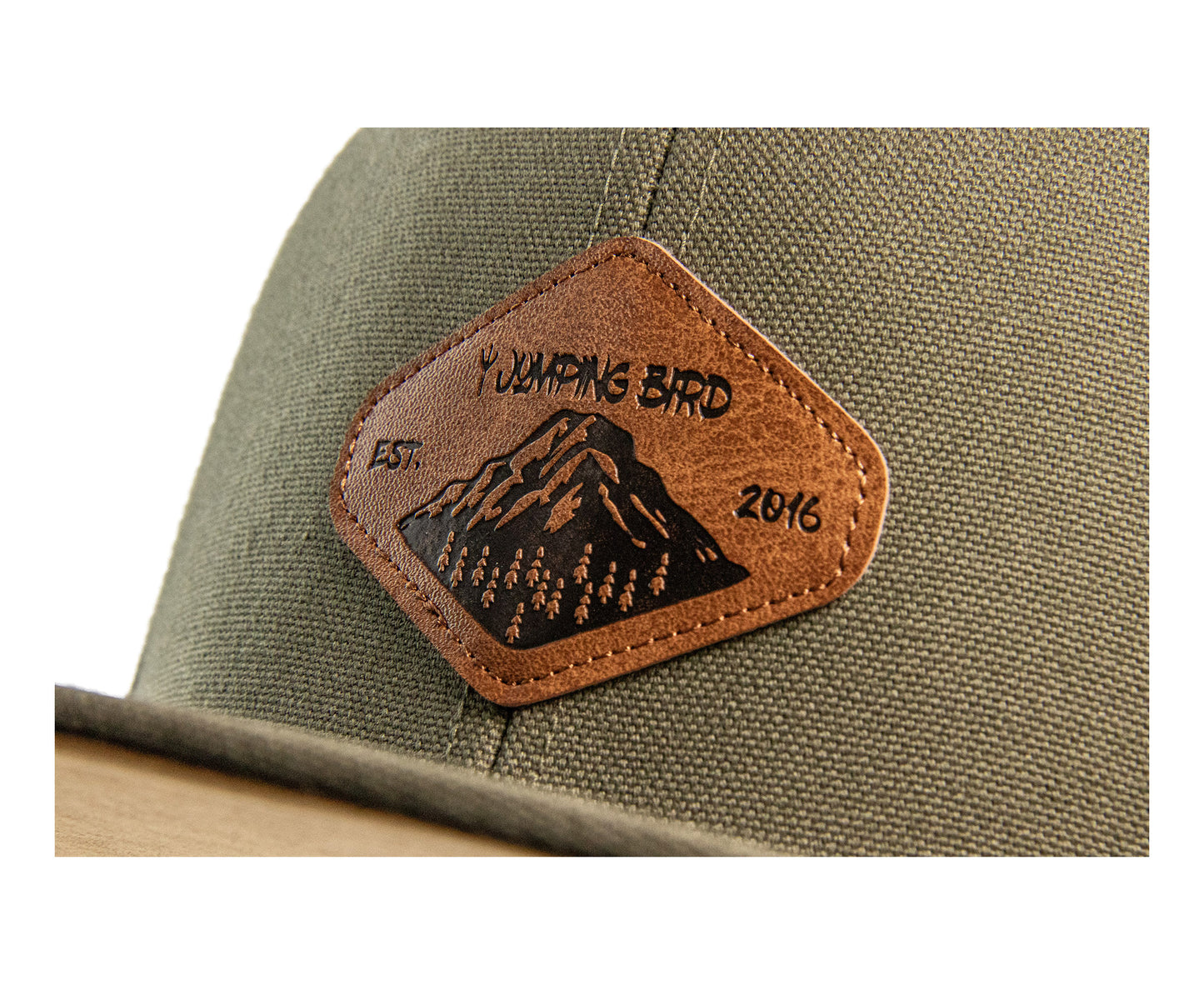 Snapback Cap von Jumping Bird - Modell Grand Cornier in olivgrün mit Badge in Lederoptik und Logo-Stick seitlich