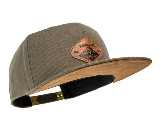 Snapback Cap von Jumping Bird - Modell Grand Cornier in olivgrün mit Badge in Lederoptik und Logo-Stick seitlich