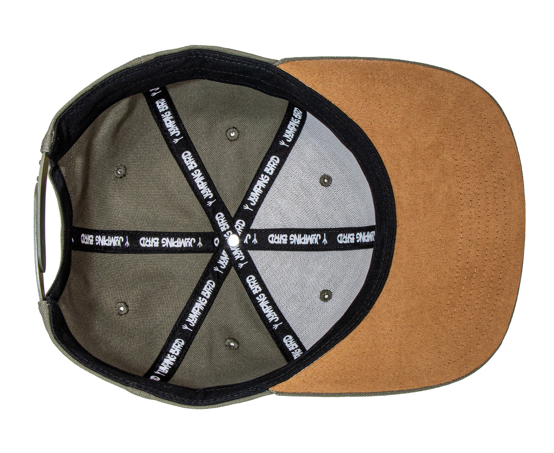 Snapback Cap von Jumping Bird - Modell Grand Cornier in olivgrün mit Badge in Lederoptik und Logo-Stick seitlich