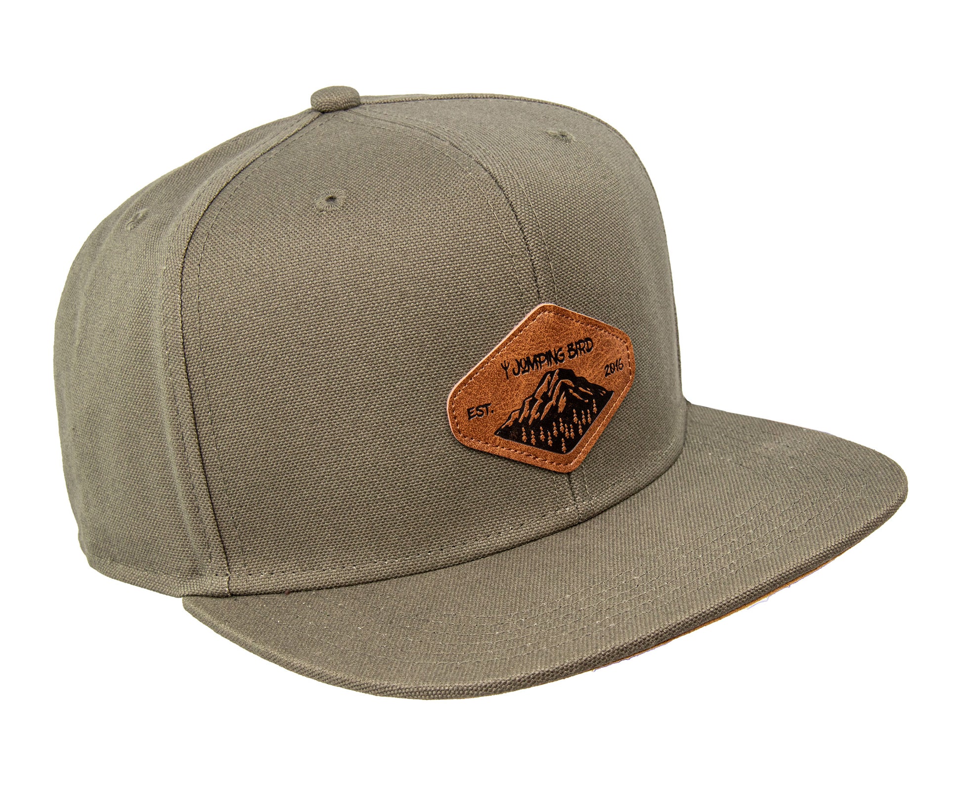 Snapback Cap von Jumping Bird - Modell Grand Cornier in olivgrün mit Badge in Lederoptik und Logo-Stick seitlich