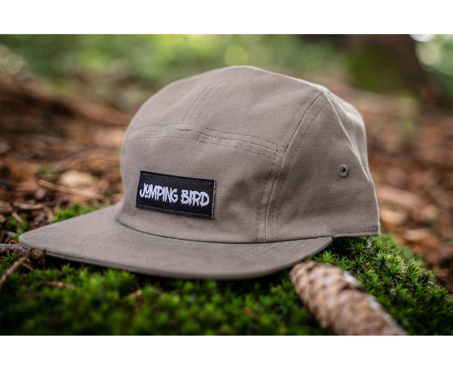 5-Panel-Cap von Jumping Bird in oliv mit sportivem Frontpatch und weicher, unverstärkter Passform für hohen Tragekomfort