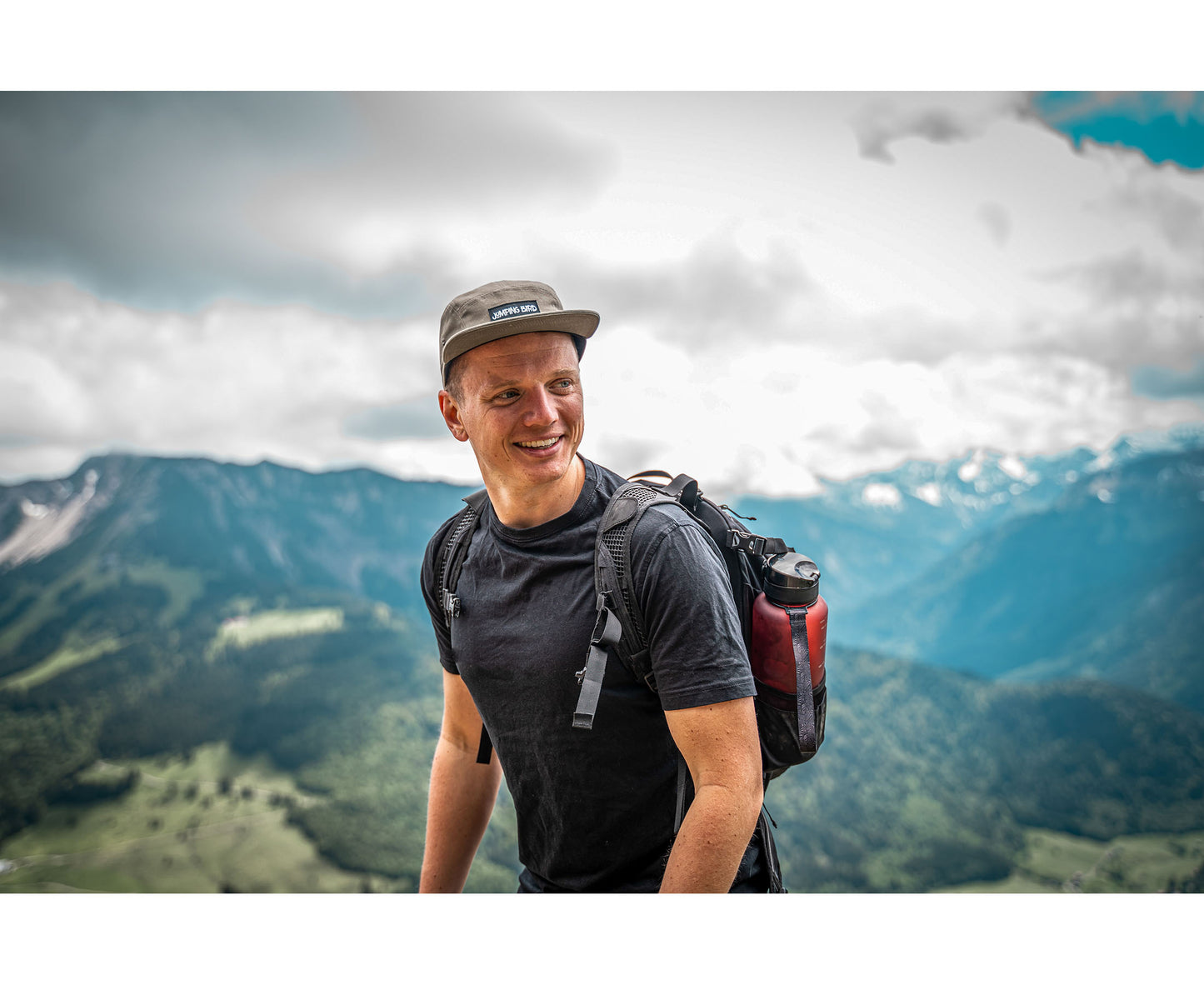 5-Panel-Cap von Jumping Bird in oliv mit sportivem Frontpatch und weicher, unverstärkter Passform für hohen Tragekomfort
