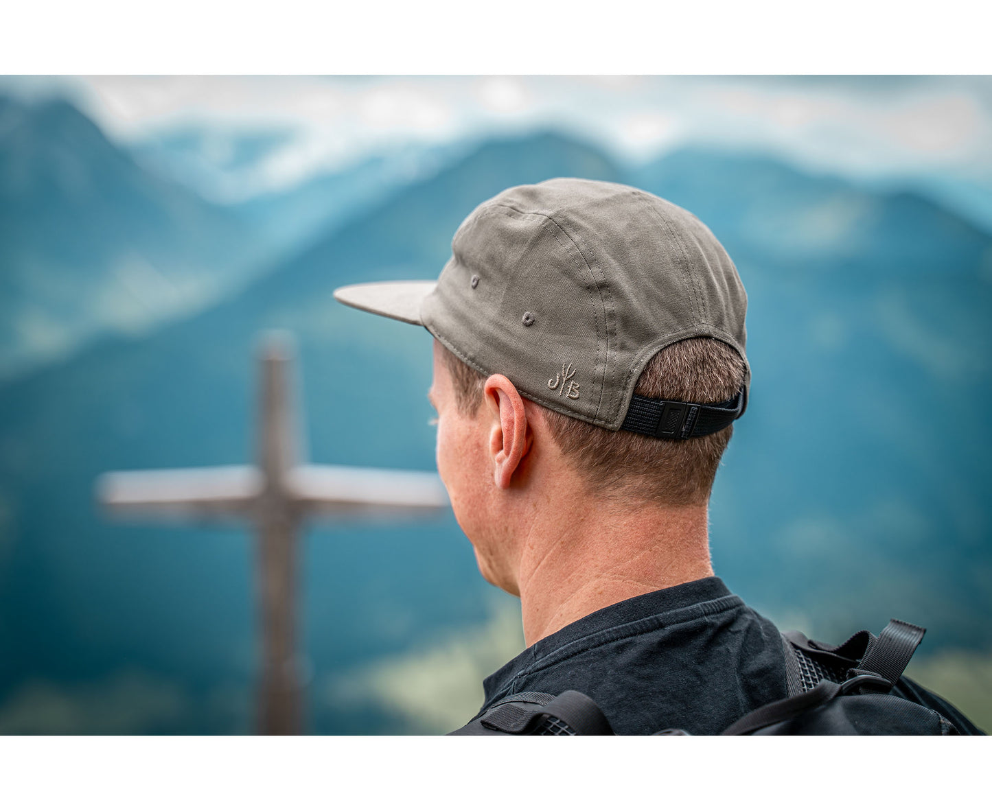 5-Panel-Cap von Jumping Bird in oliv mit sportivem Frontpatch und weicher, unverstärkter Passform für hohen Tragekomfort