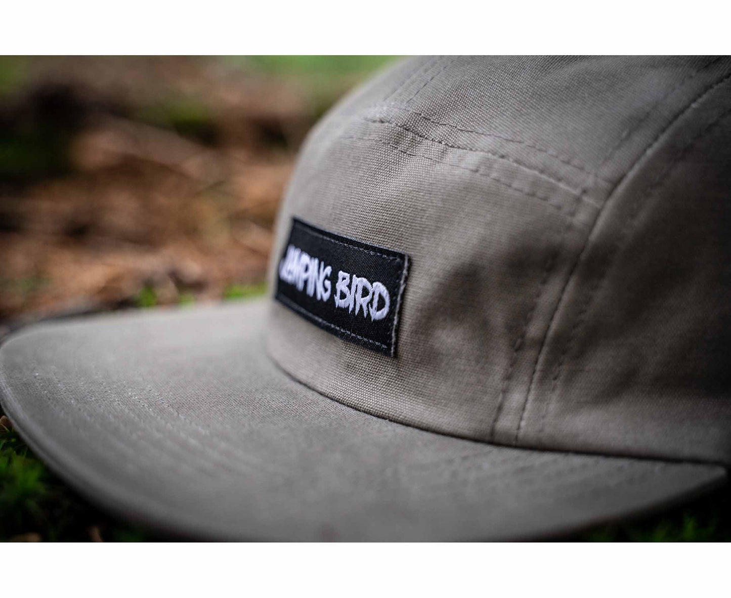5-Panel-Cap von Jumping Bird in oliv mit sportivem Frontpatch und weicher, unverstärkter Passform für hohen Tragekomfort