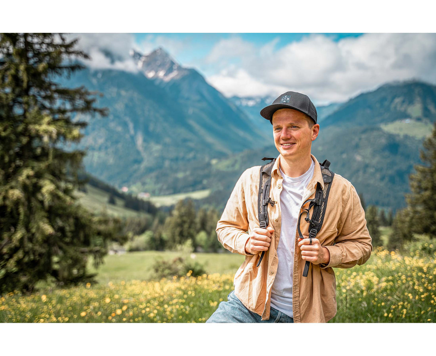 Baseball-Cap von Jumping Bird in Schwarz mit sportivem Frontpatch und seitlichem Logostick