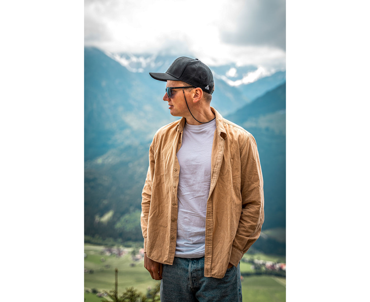 Baseball-Cap von Jumping Bird in Schwarz mit sportivem Frontpatch und seitlichem Logostick