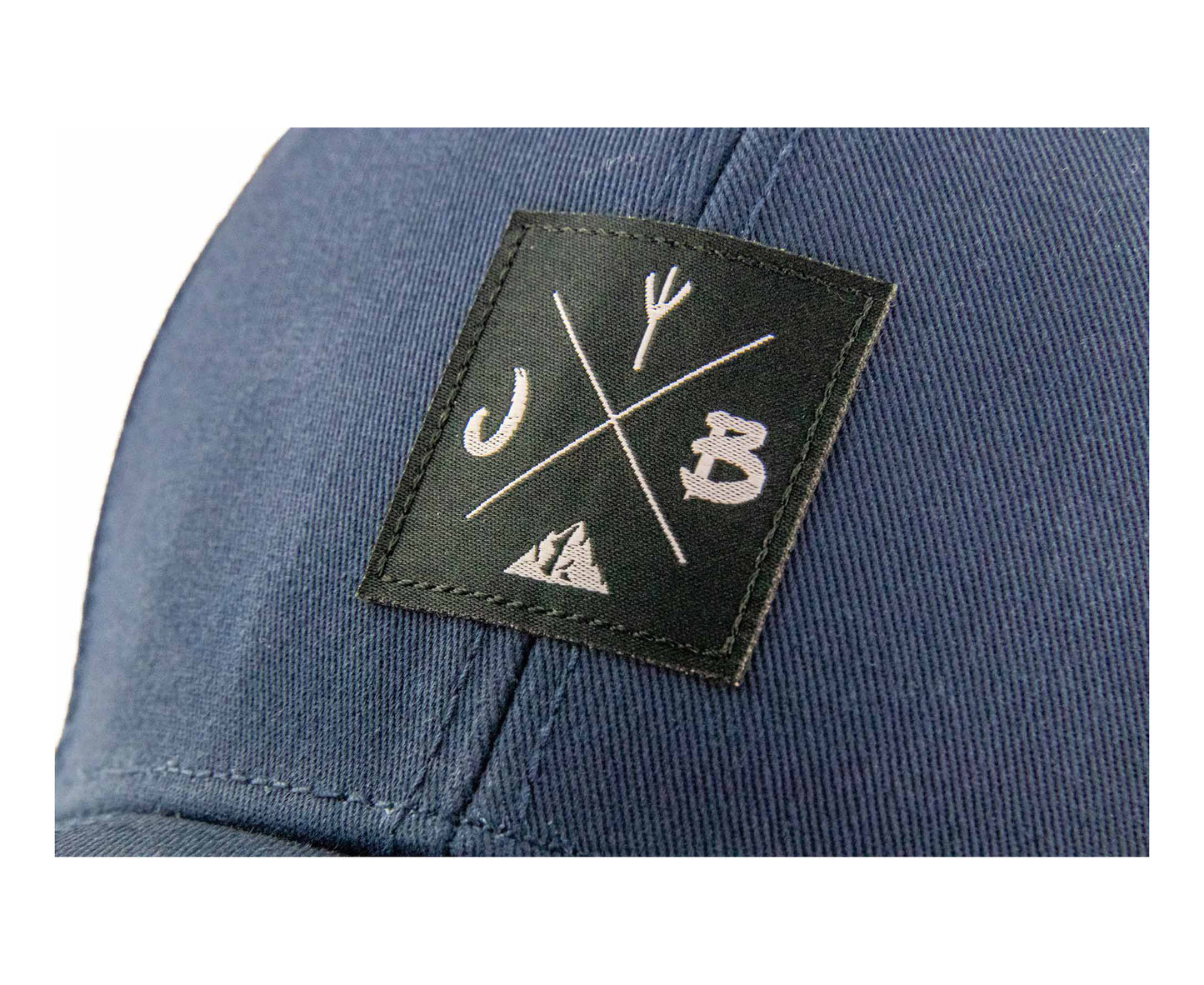 Baseball-Cap von Jumping Bird in Dunkelblau mit sportivem Frontpatch und seitlichem Logostick