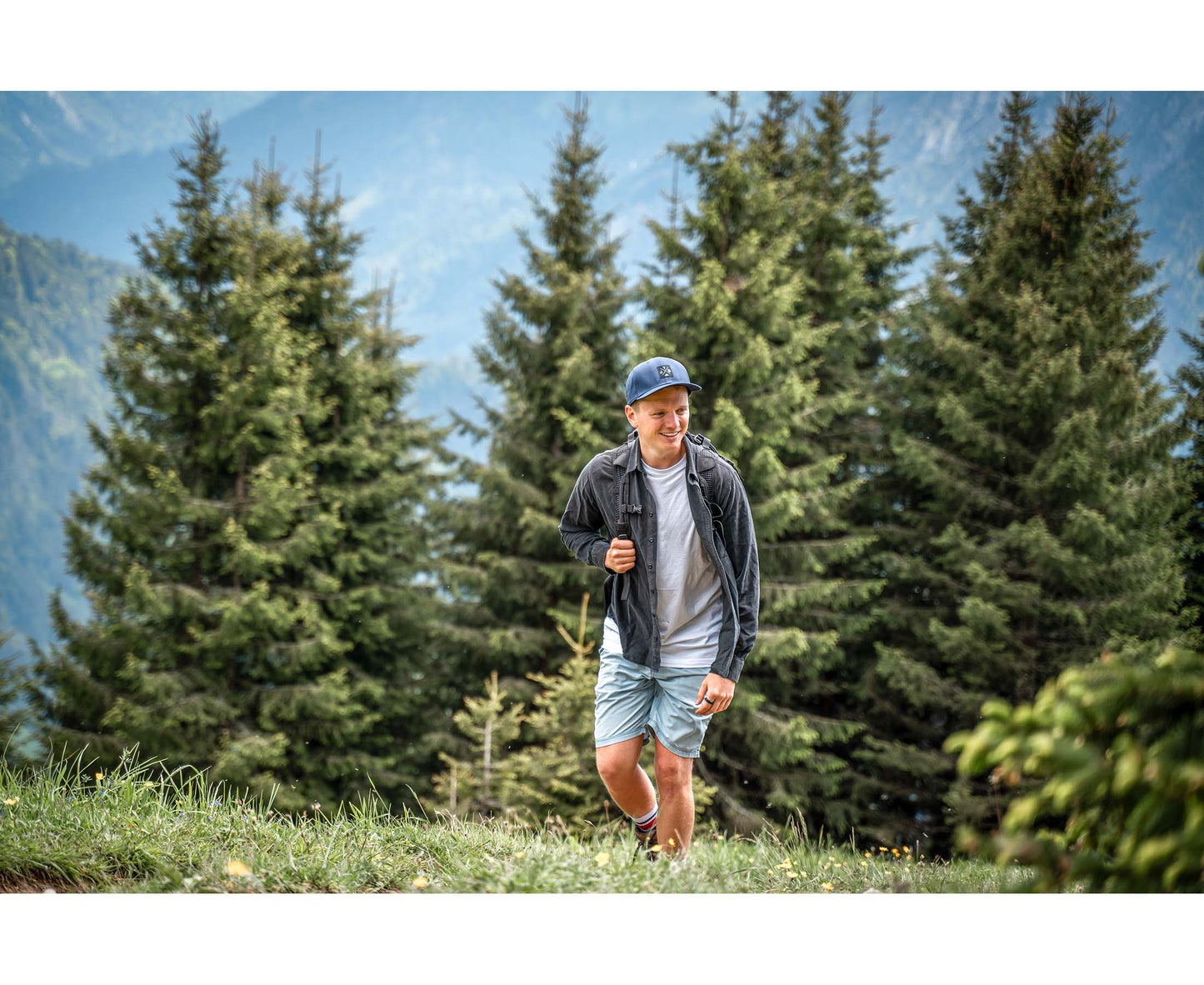 Baseball-Cap von Jumping Bird in Dunkelblau mit sportivem Frontpatch und seitlichem Logostick