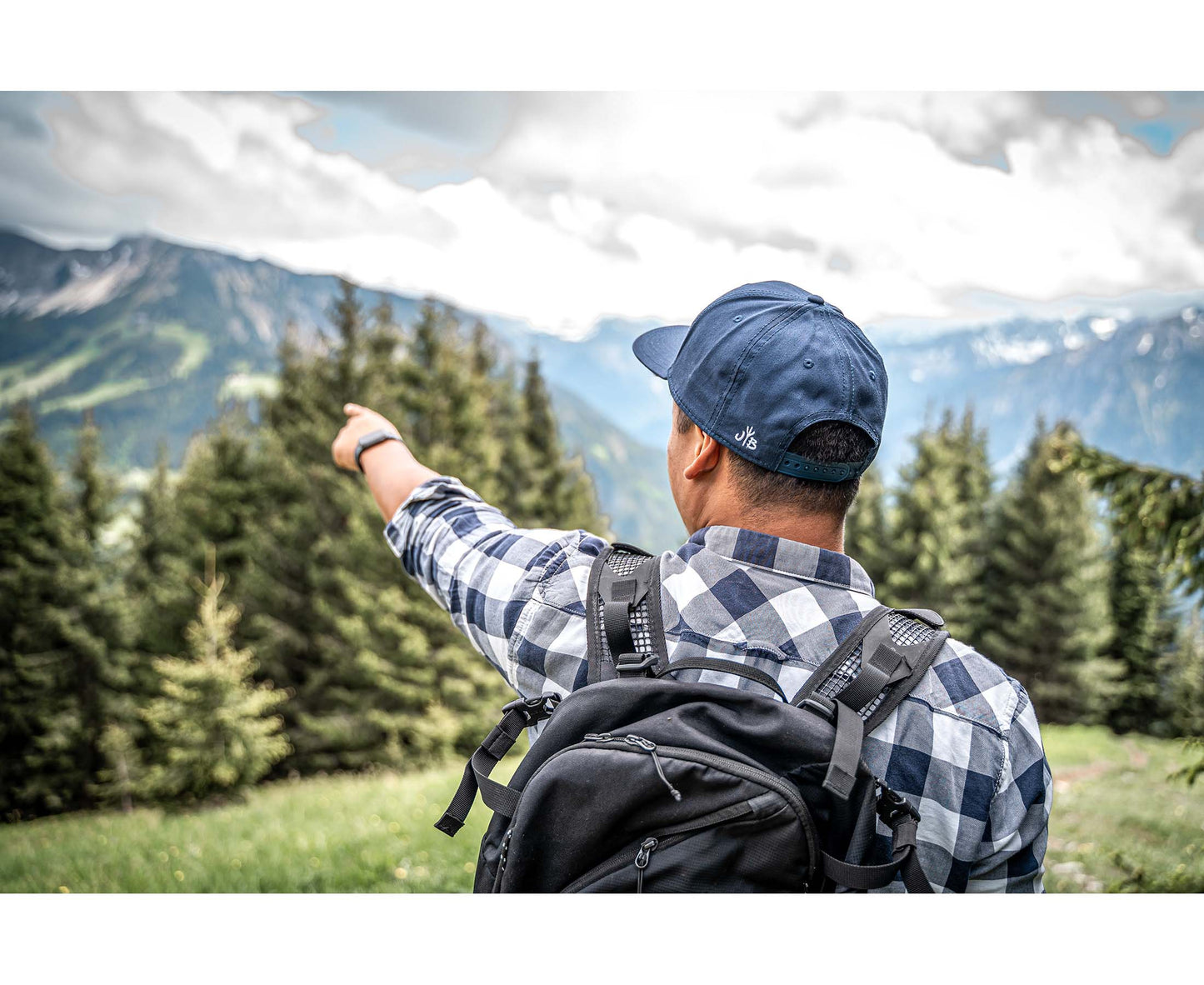 Baseball-Cap von Jumping Bird in Dunkelblau mit sportivem Frontpatch und seitlichem Logostick