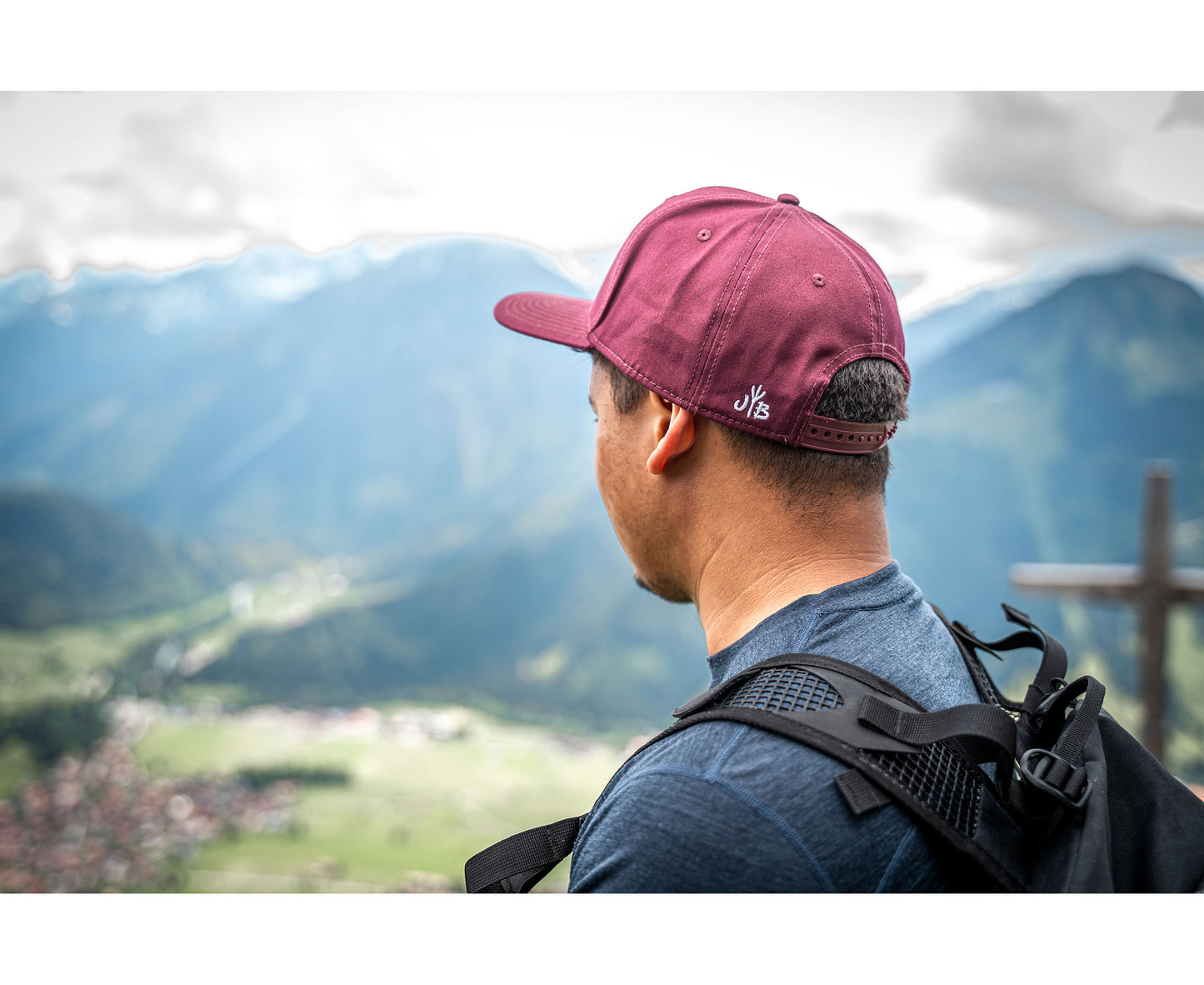 Baseball-Cap von Jumping Bird in Bordeaux mit sportivem Frontpatch und seitlichem Logostick