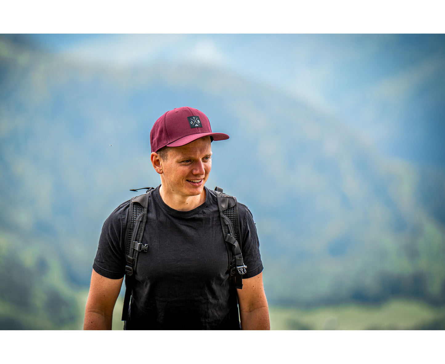 Baseball-Cap von Jumping Bird in Bordeaux mit sportivem Frontpatch und seitlichem Logostick