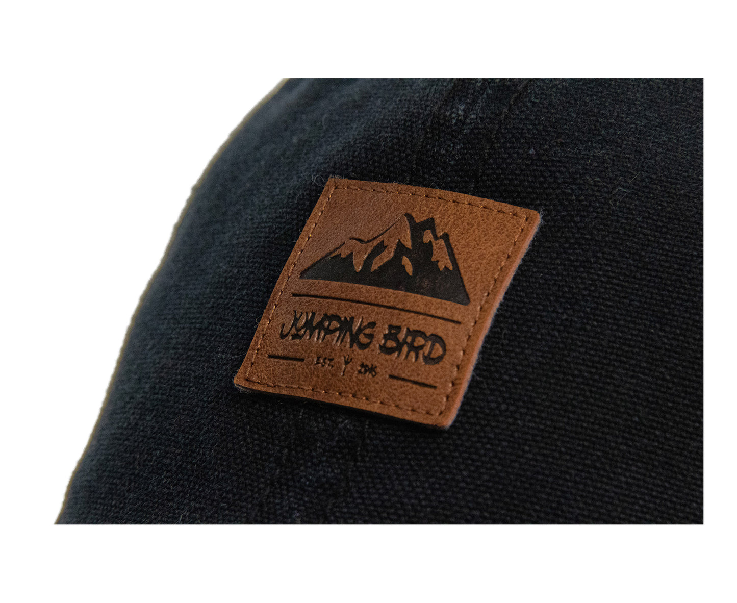 Dad Hat von Jumping Bird in Schwarz mit geprägtem Lederoptik-Patch vorn und weicher, unverstärkter Passform für hohen Tragekomfort