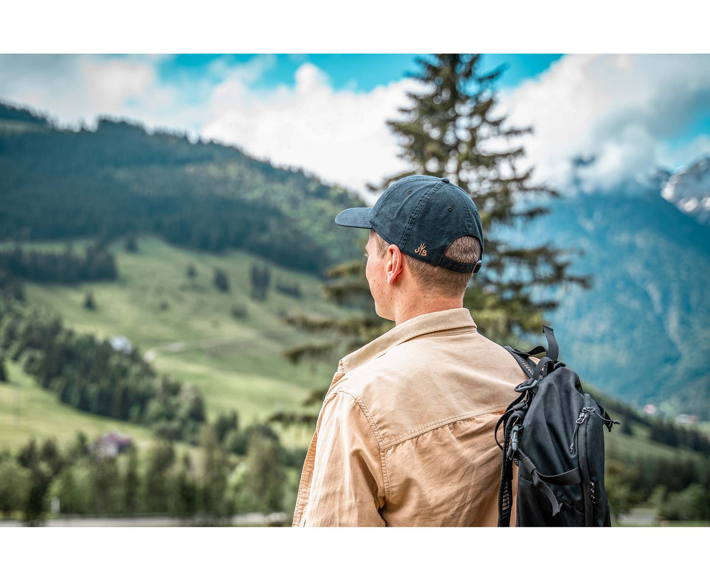 Dad Hat von Jumping Bird in Schwarz mit geprägtem Lederoptik-Patch vorn und weicher, unverstärkter Passform für hohen Tragekomfort