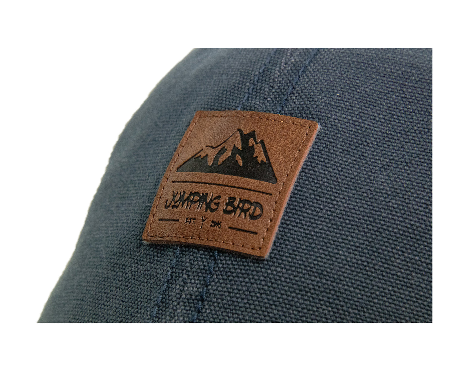 Dad Hat von Jumping Bird in Jeansblau mit geprägtem Lederoptik-Patch vorn und weicher, unverstärkter Passform für hohen Tragekomfort