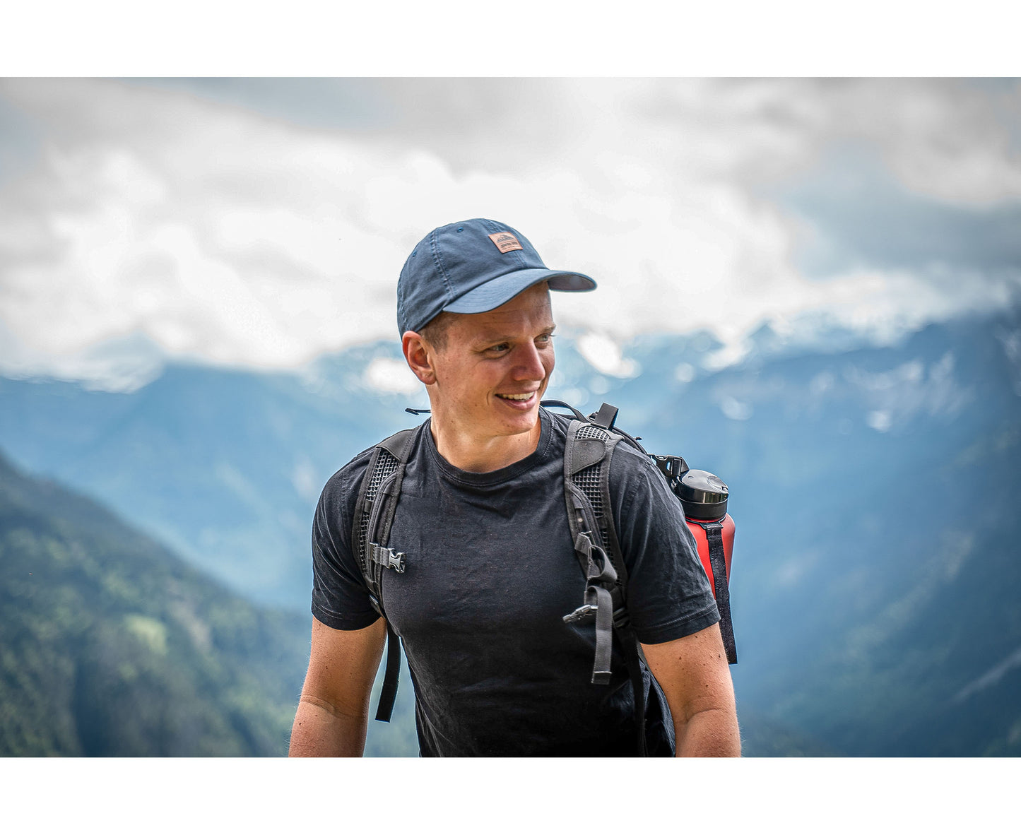 Dad Hat von Jumping Bird in Jeansblau mit geprägtem Lederoptik-Patch vorn und weicher, unverstärkter Passform für hohen Tragekomfort