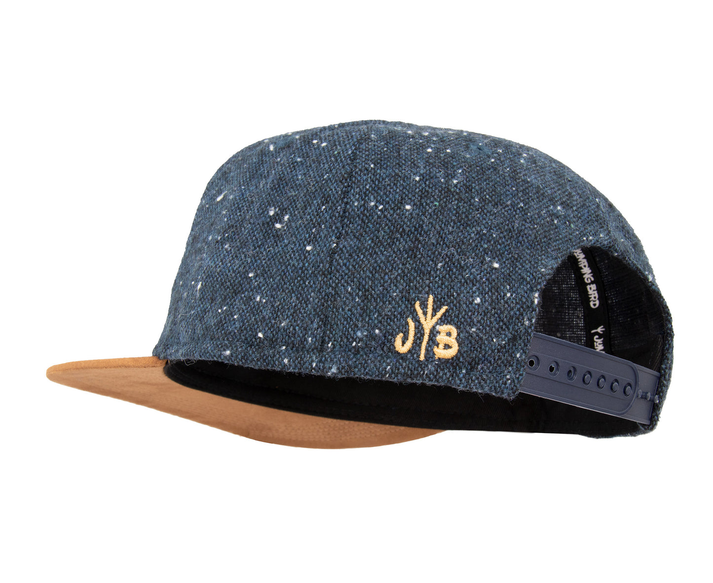 Snapback-Cap von Jumping Bird in Anthrazitblau-Braun mit geprägtem Lederoptik-Patch vorn und seitlichem Logostick