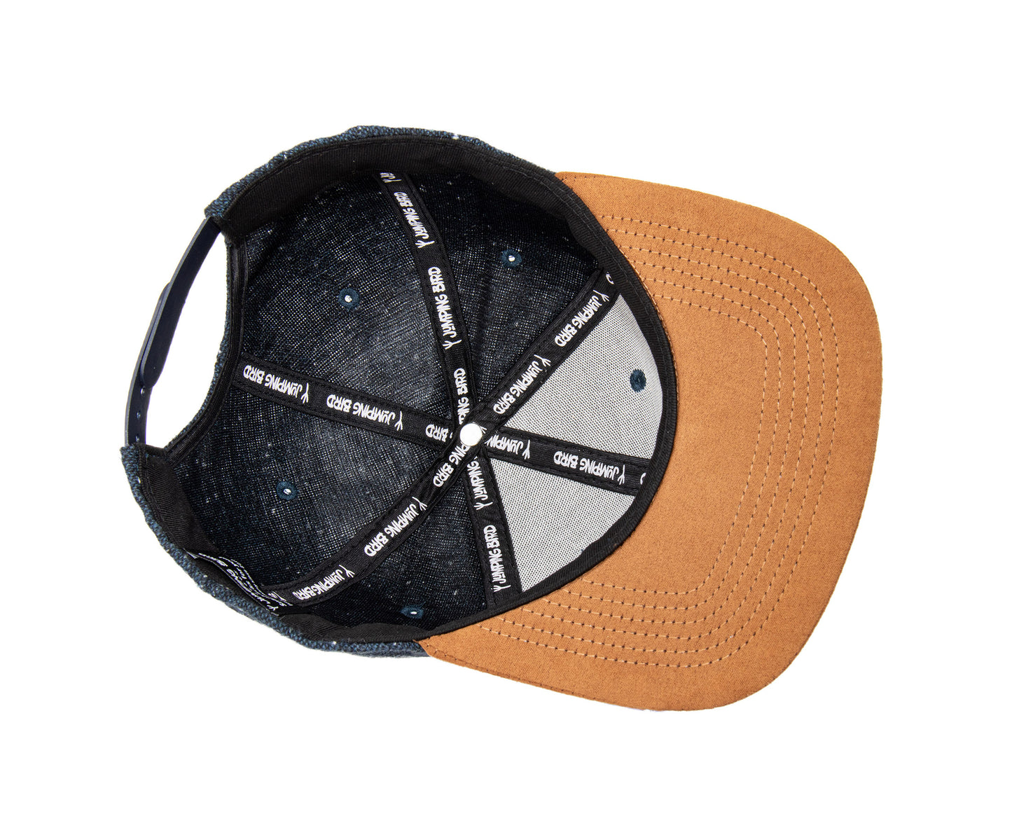Snapback-Cap von Jumping Bird in Anthrazitblau-Braun mit geprägtem Lederoptik-Patch vorn und seitlichem Logostick