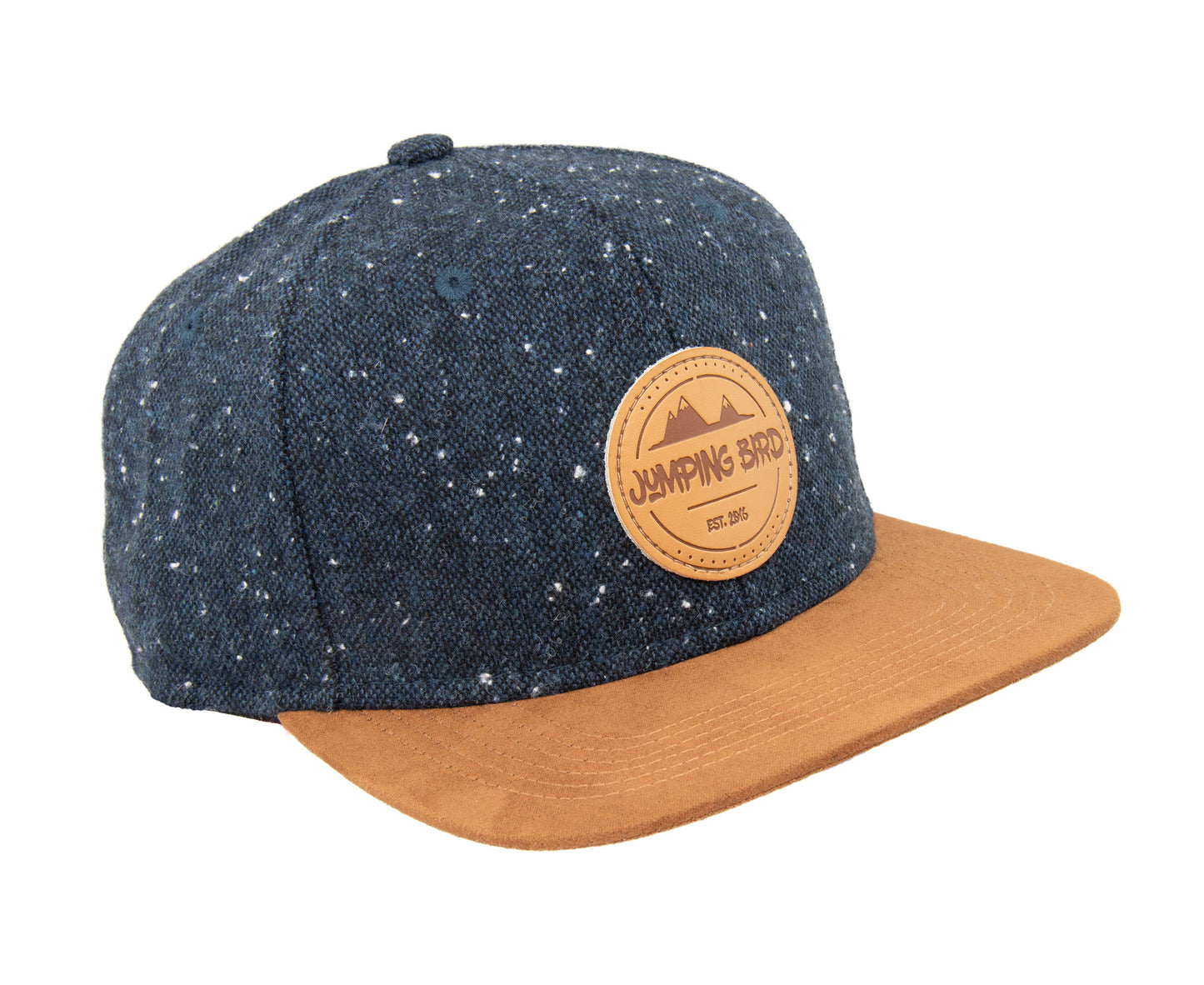 Snapback-Cap von Jumping Bird in Anthrazitblau-Braun mit geprägtem Lederoptik-Patch vorn und seitlichem Logostick