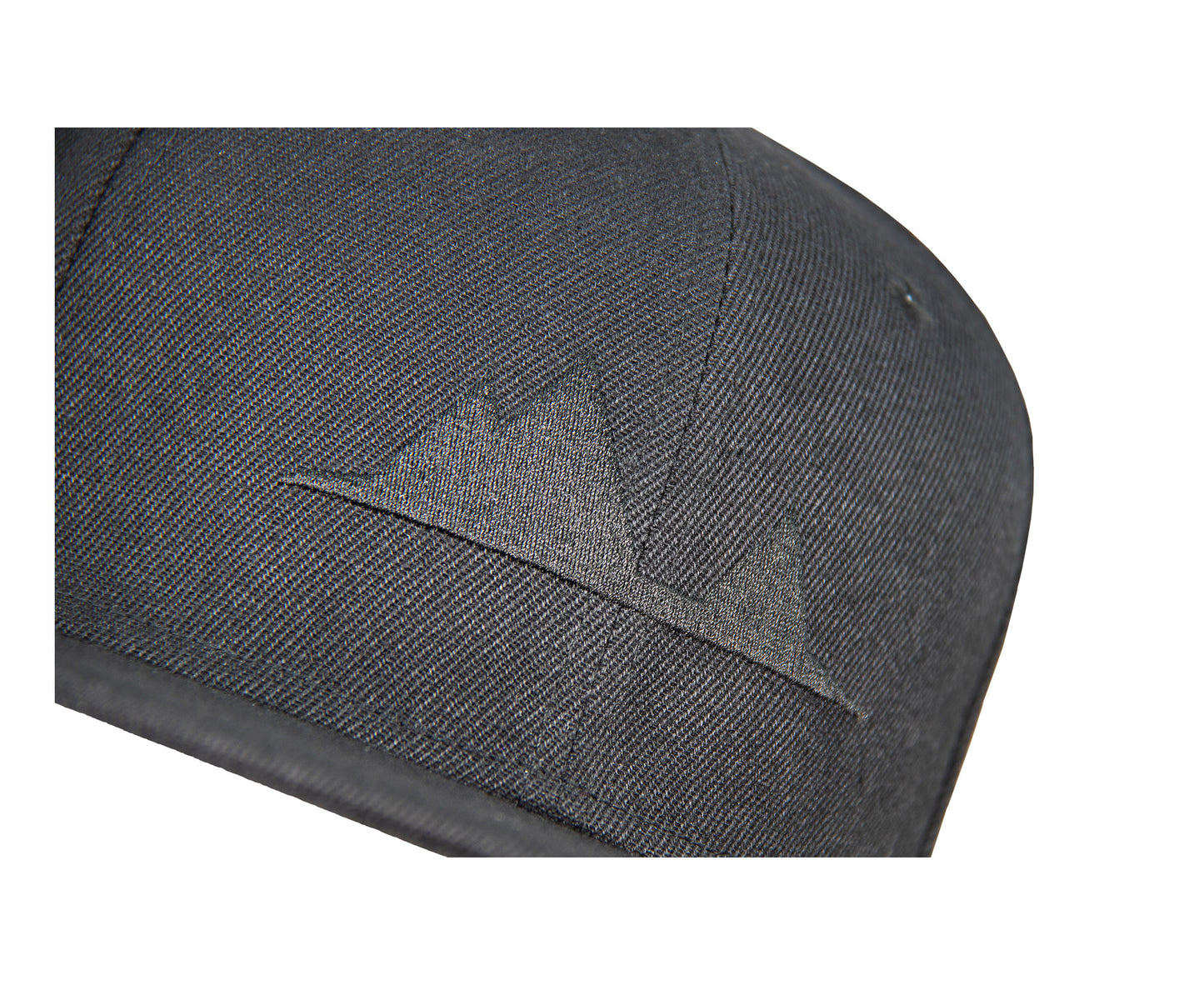Snapback-Cap von Jumping Bird in Schwarz mit Ton-in-Ton-Stick vorn, Logostick seitlich und geradem Schirm