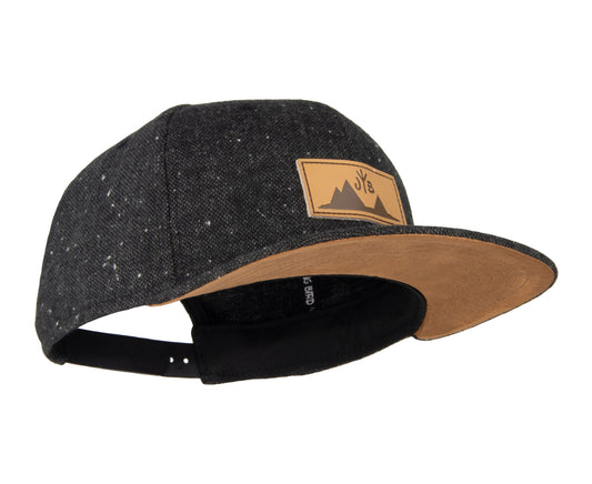 Snapback-Cap von Jumping Bird in Dunkelgrau meliert mit geprägtem Lederoptik-Patch vorn und seitlichem Logostick