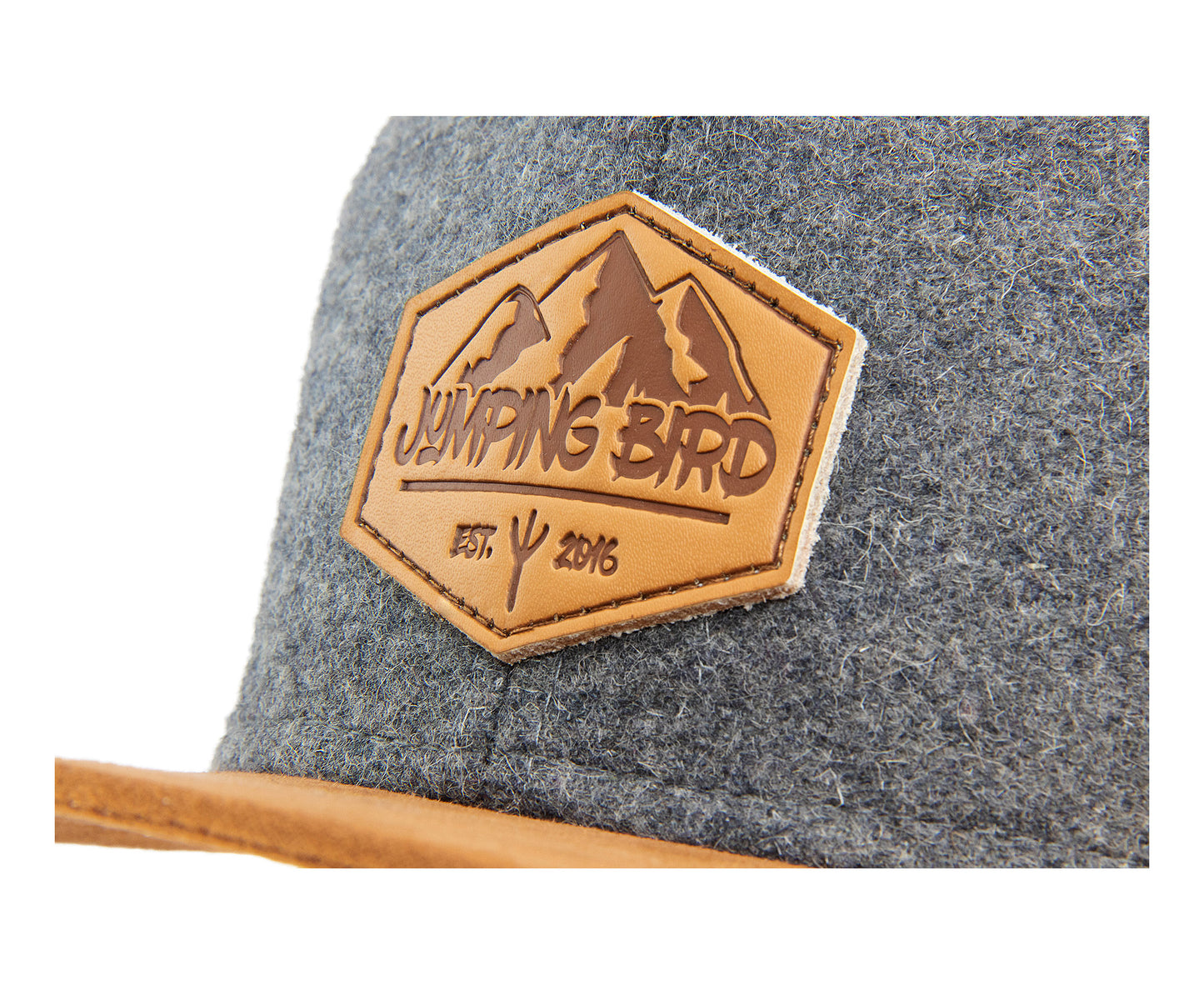 Filz-Snapback von Jumping Bird in Steingrau-Braun mit geprägtem Lederoptik-Patch vorn und seitlichem Logostick