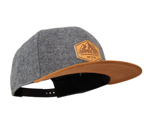 Filz-Snapback von Jumping Bird in Steingrau-Braun mit geprägtem Lederoptik-Patch vorn und seitlichem Logostick