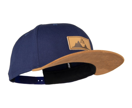 Snapback-Cap von Jumping Bird in Blau-Braun mit geprägtem Lederoptik-Patch vorn und seitlichem Logostick