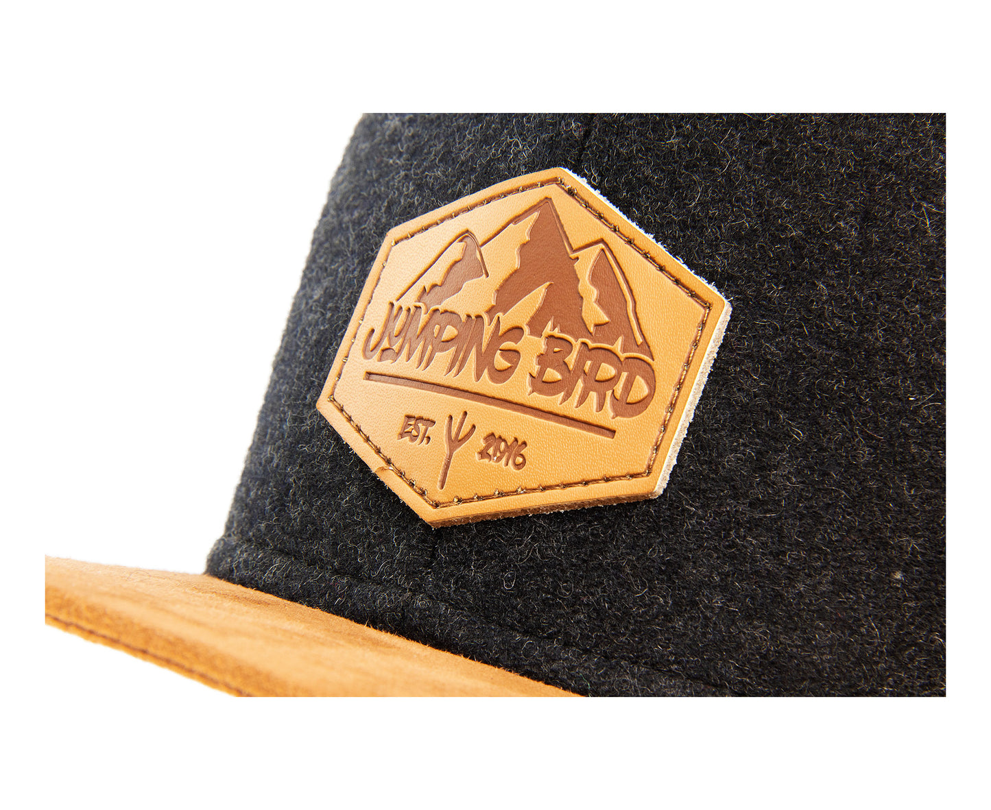 Filz-Snapback von Jumping Bird in Anthrazit-Braun mit geprägtem Lederoptik-Patch vorn und seitlichem Logostick
