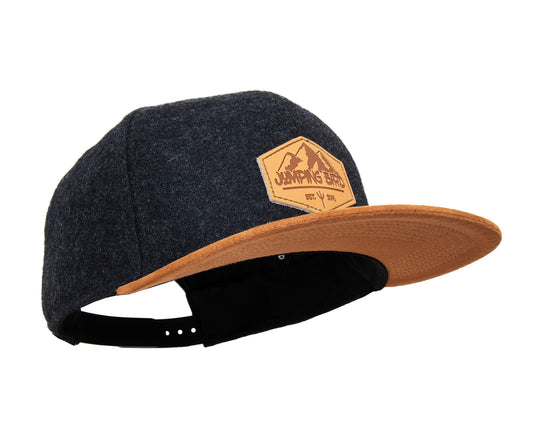Filz-Snapback von Jumping Bird in Anthrazit-Braun mit geprägtem Lederoptik-Patch vorn und seitlichem Logostick