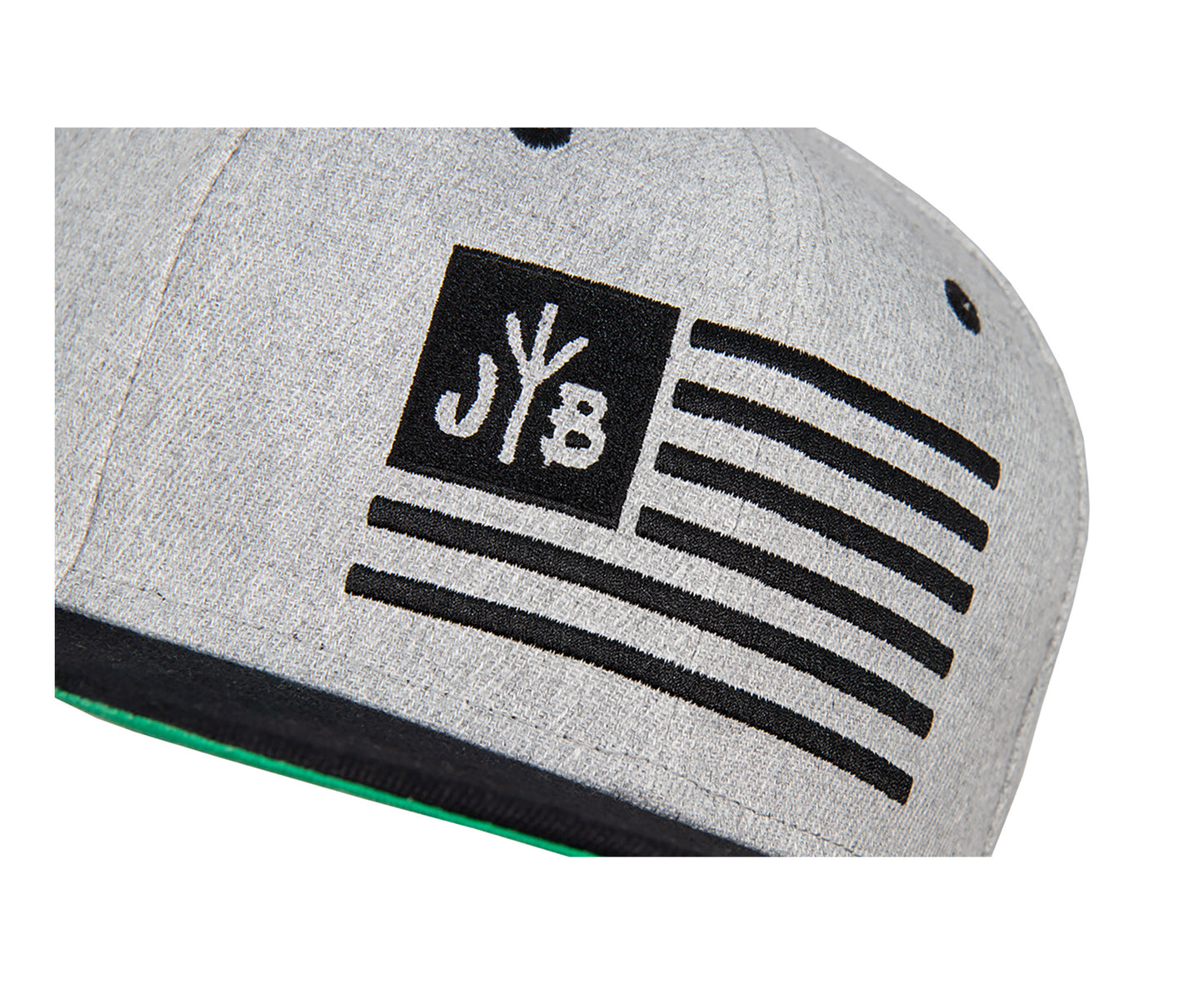 Snapback-Cap von Jumping Bird in Hellgrau-Schwarz mit gesticktem Flaggen-Design vorn, Logostick seitlich und grünem Schirm