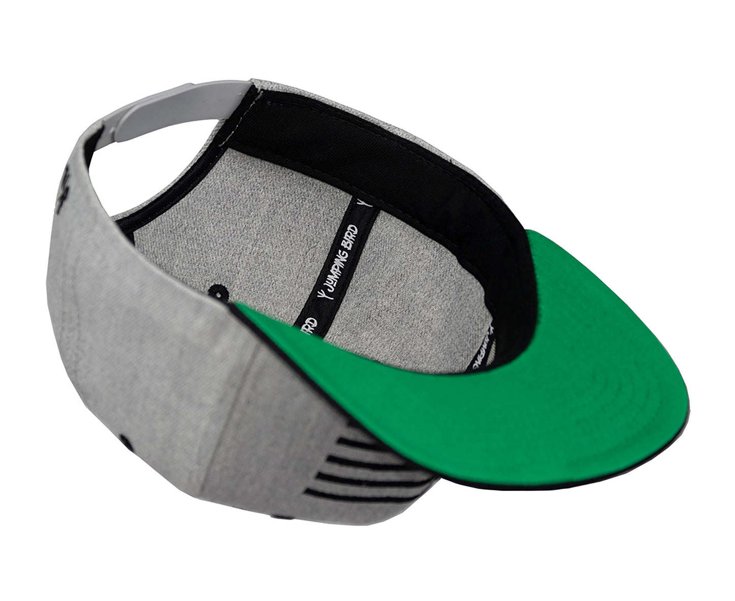 Snapback-Cap von Jumping Bird in Hellgrau-Schwarz mit gesticktem Flaggen-Design vorn, Logostick seitlich und grünem Schirm