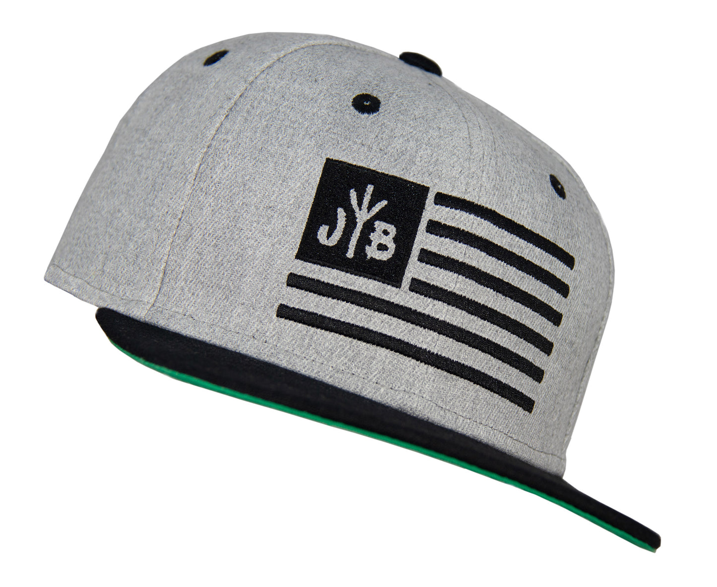 Snapback-Cap von Jumping Bird in Hellgrau-Schwarz mit gesticktem Flaggen-Design vorn, Logostick seitlich und grünem Schirm
