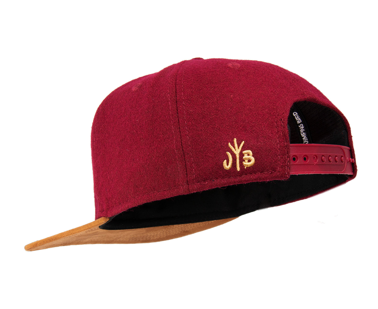Filz-Snapback von Jumping Bird in Dunkelrot-Braun mit geprägtem Lederoptik-Patch vorn und seitlichem Logostick