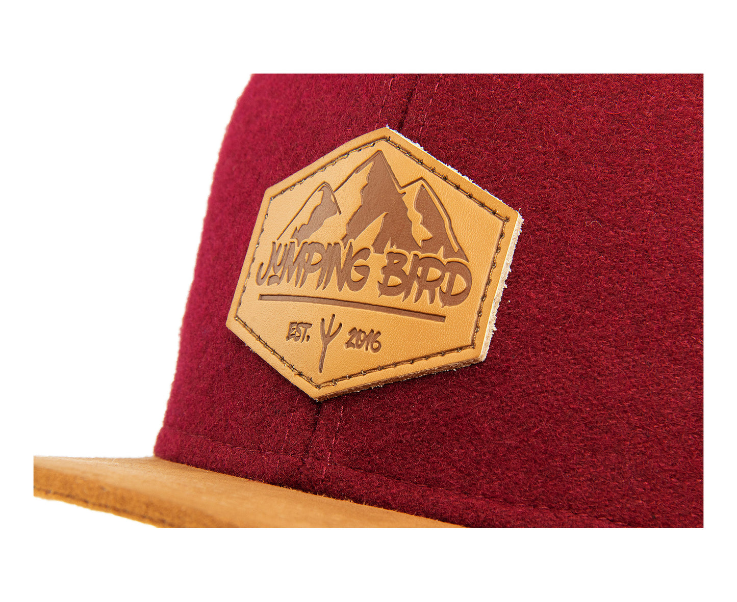 Filz-Snapback von Jumping Bird in Dunkelrot-Braun mit geprägtem Lederoptik-Patch vorn und seitlichem Logostick