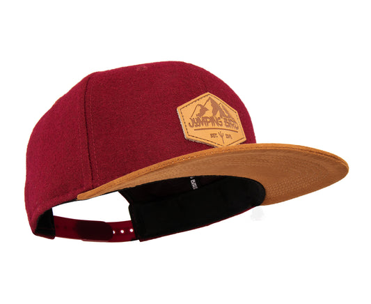 Filz-Snapback von Jumping Bird in Dunkelrot-Braun mit geprägtem Lederoptik-Patch vorn und seitlichem Logostick
