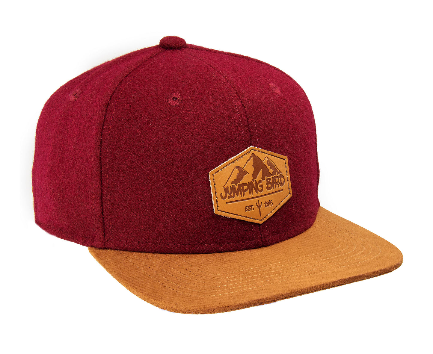 Filz-Snapback von Jumping Bird in Dunkelrot-Braun mit geprägtem Lederoptik-Patch vorn und seitlichem Logostick