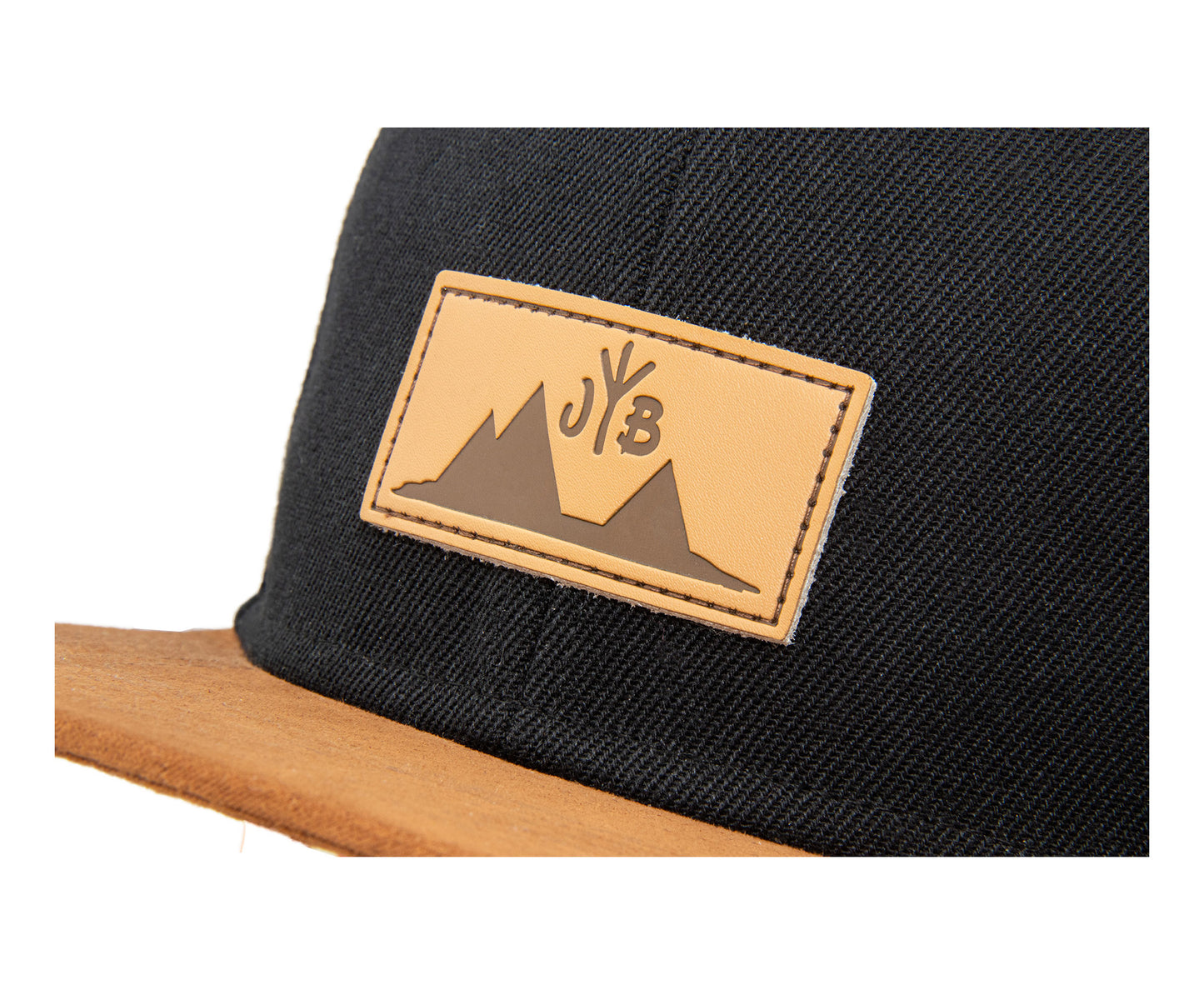 Snapback-Cap von Jumping Bird in Schwarz-Braun mit geprägtem Lederoptik-Patch vorn und seitlichem Logostick