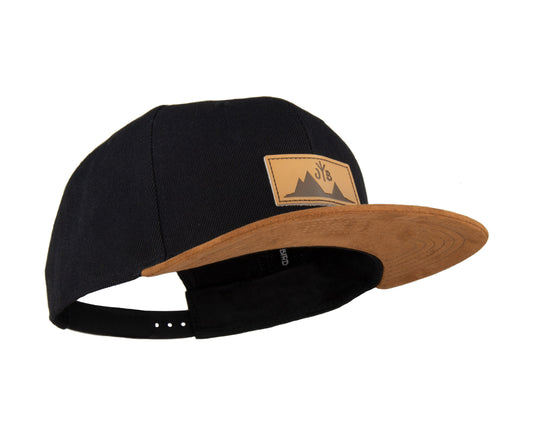 Snapback-Cap von Jumping Bird in Schwarz-Braun mit geprägtem Lederoptik-Patch vorn und seitlichem Logostick