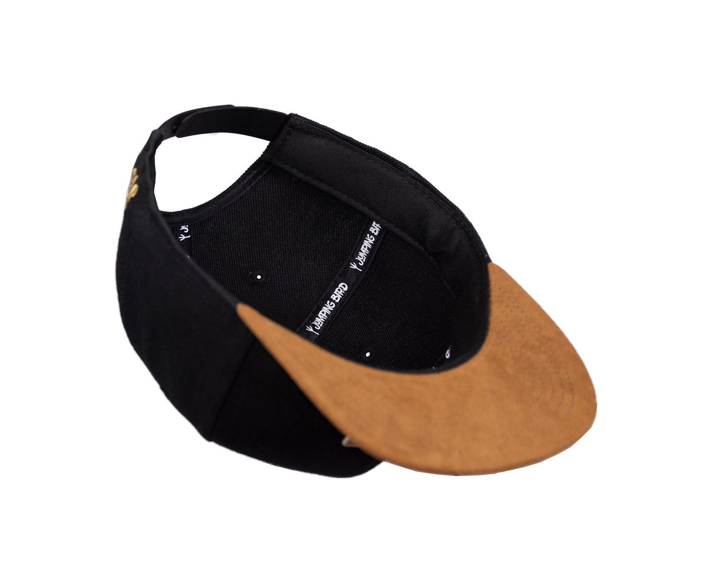 Snapback-Cap von Jumping Bird in Schwarz-Braun mit geprägtem Lederoptik-Patch vorn und seitlichem Logostick
