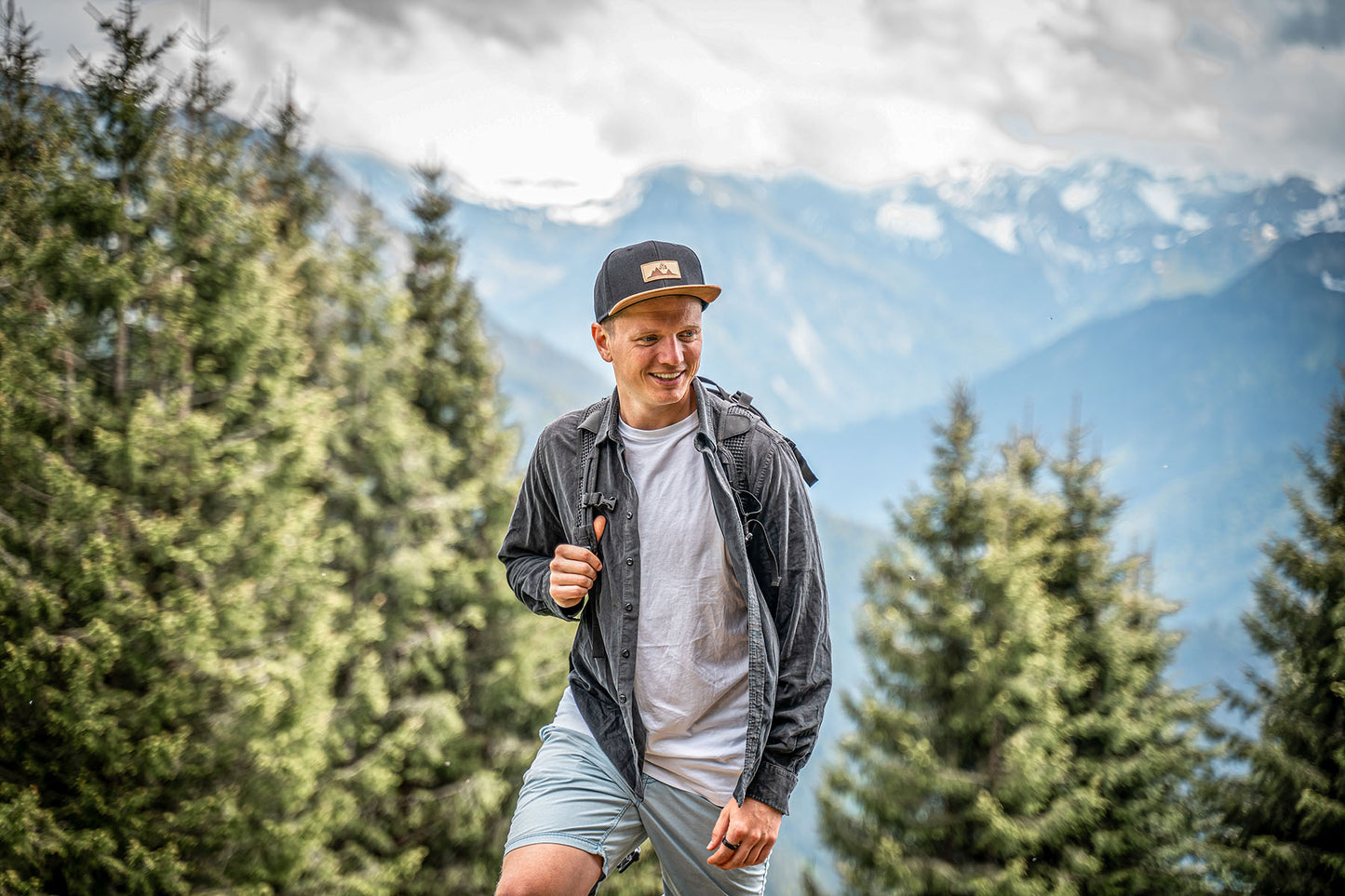 Snapback-Cap von Jumping Bird in Schwarz-Braun mit geprägtem Lederoptik-Patch vorn und seitlichem Logostick
