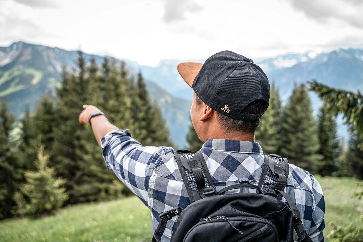 Snapback-Cap von Jumping Bird in Schwarz-Braun mit geprägtem Lederoptik-Patch vorn und seitlichem Logostick