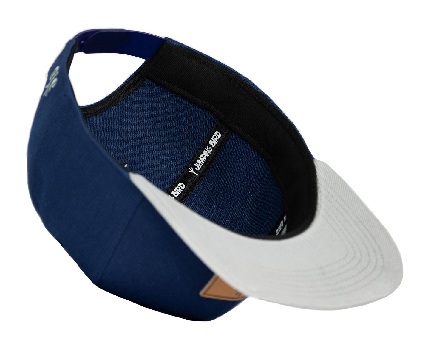 Snapback-Cap von Jumping Bird in Blau-Grau mit geprägtem Lederoptik-Patch vorn und seitlichem Logostick