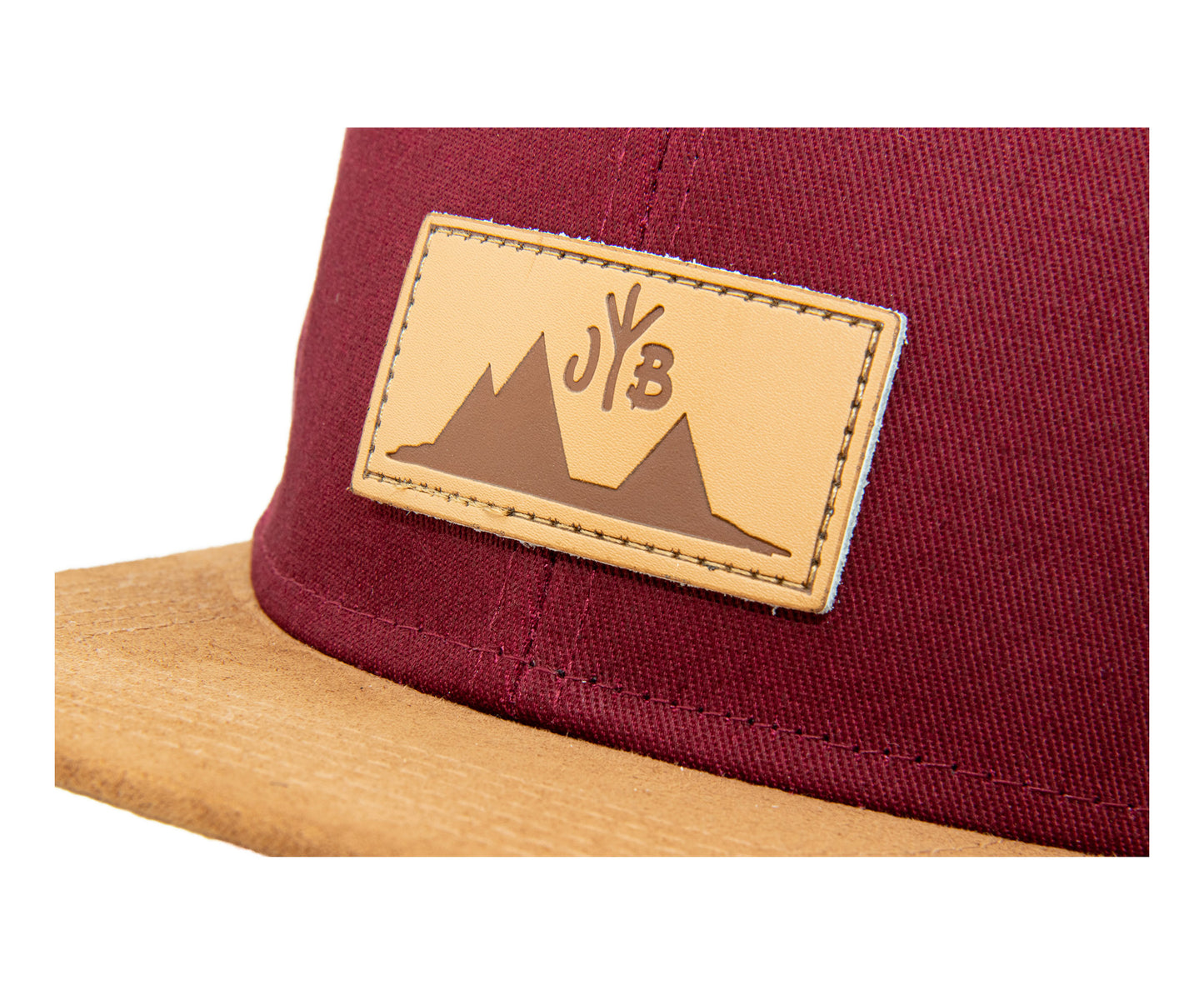 Snapback-Cap von Jumping Bird in Bordeaux-Braun mit geprägtem Lederoptik-Patch vorn und seitlichem Logostick