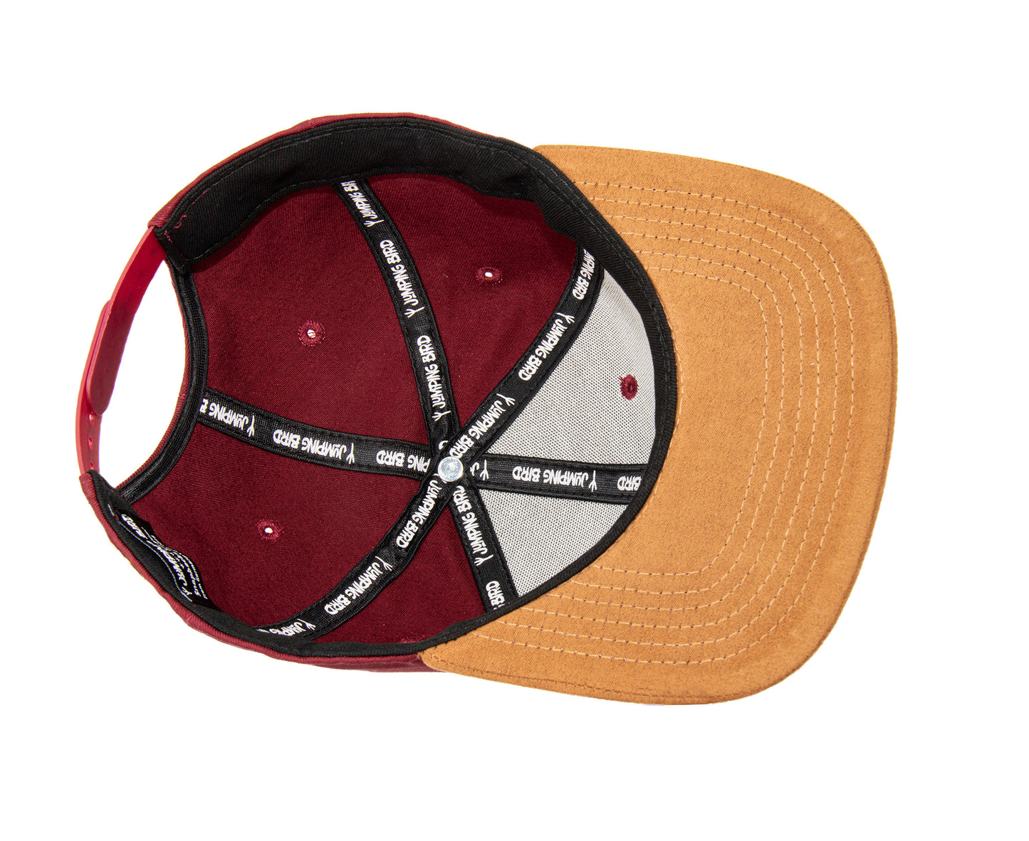 Snapback-Cap von Jumping Bird in Bordeaux-Braun mit geprägtem Lederoptik-Patch vorn und seitlichem Logostick