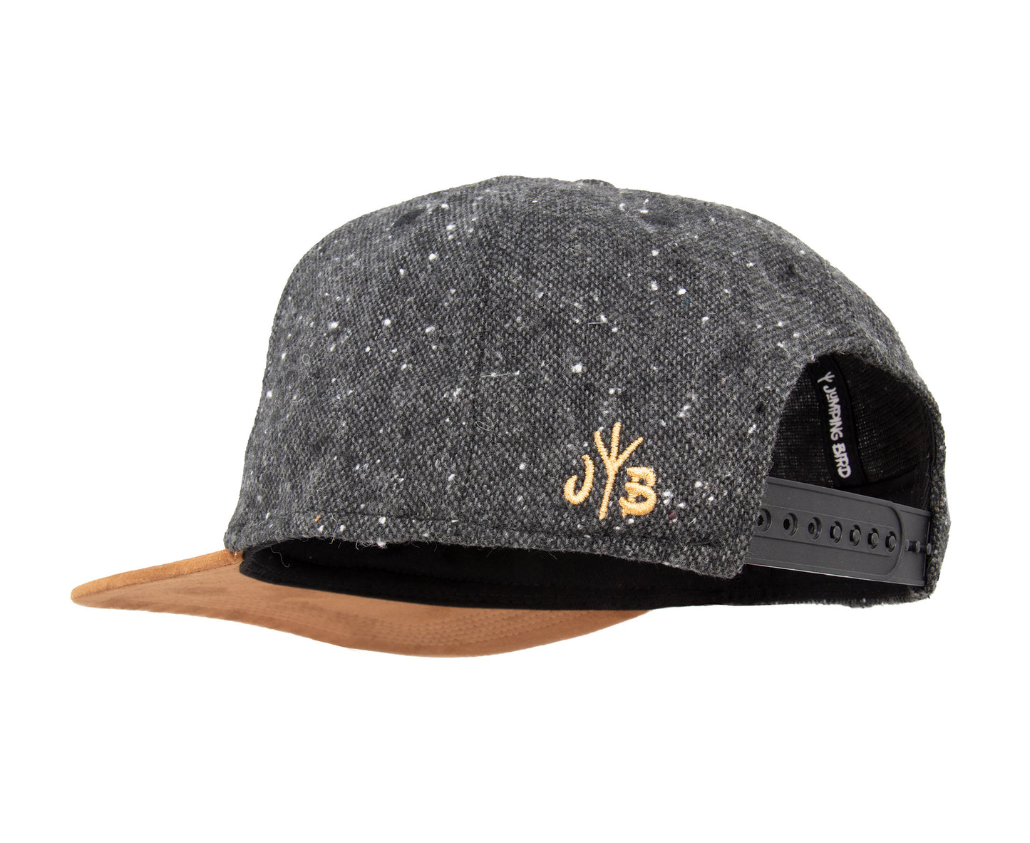 Snapback-Cap von Jumping Bird in Dunkelgrau-Braun mit geprägtem Lederoptik-Patch vorn und seitlichem Logostick