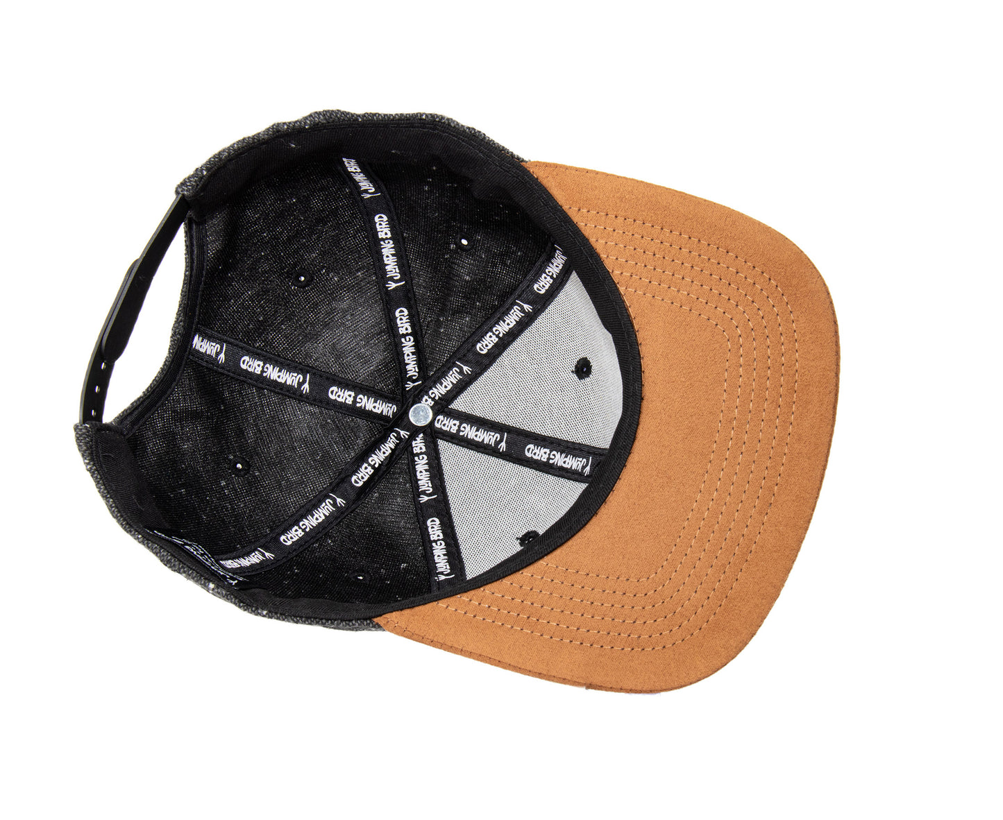 Snapback-Cap von Jumping Bird in Dunkelgrau-Braun mit geprägtem Lederoptik-Patch vorn und seitlichem Logostick