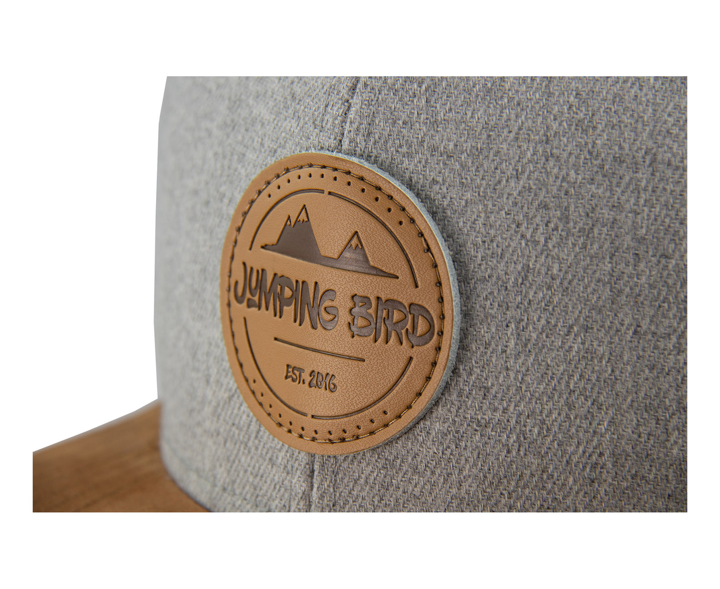 Snapback-Cap von Jumping Bird in Hellgrau meliert/Braun mit geprägtem Lederoptik-Patch vorn und seitlichem Logostick